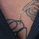 Pingente de Prata Crucifixo Cravejado Preto Pequeno